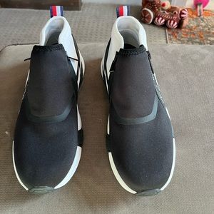 NWOT Tommy Hilfiger sneaker shoes. Sz 8. Black nylon upper. Side zip. Black sole